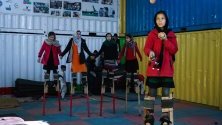 Група момичета тренира жонглиране и ходене с кокили в мобилен мини цирк в Кабул, Афгтанистан. Организацията Mobile Mini Circus for Children (MMCC) окуражава младите хора да се образоват.