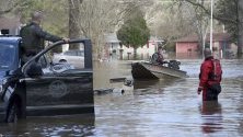 Спасители помагат на местни жители да се евакуират след преливане на река Пърл в Джаксън, Мисисипи, САЩ.