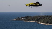 Управляемият дрон DCL, създаден от Drone Champions, по време на тестови полет във Врсар, Хърватия.