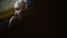 Лидерът на крайнодесните във Франция Марин Льо Пен слуша представянето на пенсионната реформа в парламента.