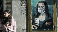 Улични графити на твореца TVBoy с изображение на известната Мона Лиза с маска срещу коронавируса в Барселона, Испания.