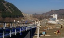 Разчистват отпадъците под моста на АМ „Струма“ 