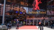 Подготовка на червения килим на филмовия фестивал &quot;Берлинале&quot;, който стартира на 20 февруари.