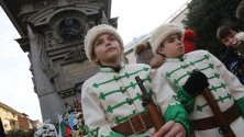 Стотици хора се стекоха пред Паметника на Васил Левски в столицата, за да отдадат почит пред делото и подвига на Апостола на свободата.