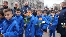 Ръководството, футболисти и фенове на "Левски" поднесоха венци и цветя пред своя патрон.