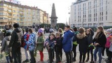 Стотици хора се стекоха пред Паметника на Васил Левски в столицата, за да отдадат почит пред делото и подвига на Апостола на свободата.