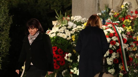 Караянчева: Радев дълбае разделителни линии дори пред паметника на Левски