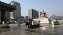 Почистване на главния площад в Сеул, Южна Корея, като мярка срещу разпространението на коронавируса.