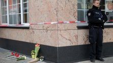 Цветя за загиналите след стрелба в два нощни наргиле бара в германския град Ханау.