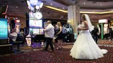 Булка се разхожда между игралните машини в казино MGM Grand casino в Лас Вегас. Всяка година там се сключват около 120 000 бракове.