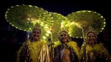 Празнуващи жени `Xoves Comadres` по време на карнавала във Верин, Испания. По време на тази нощ жените стават господарки на улиците.