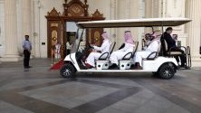 Делегати от Саудитска Арабия пристигат в хотел за среща на финансовите министри от Г20 в Риад.