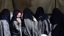 Иранки в Техеран чакат, за да гласуват на парламентарните избори.