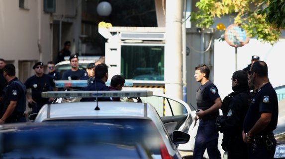 Арестуваха българи, замесени в мрежа за фалшив алкохол в Гърция