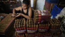 Жена реди пури в община Пиедекуеста, Колумбия. Там се произвеждат около 30 милиона пури на месец, в което участват 4000 семейства. Заради контрабандата обаче този бизнес бележи спад от 30%.