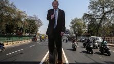 Плакат на американския президент Доналд Тръмп по улиците на Ахмедабад, Индия, по повод посещението му.