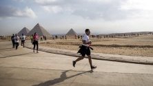 Участници в маратон край пирадимите в Гиза, Египет.