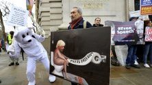 Протест срещу екстрадирането на Джулиан Асандж пред парламента в Лондон, Великобритания.