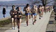 Участници в еднокилометрово тичане по долно бельо в Белград, Сърбия, с призив за по-здравословен начин на живот и популяризиране на тичането.