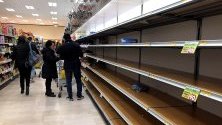Празни рафтове в супермаркет в Милано, Италия, заради презапасяване със стоки от първа необходимост заради коронавируса. 