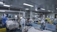 Медицински служители работят в интензивно отделение в болницата, създадена специално за заболели от коронавирус в Ухан, Китай.