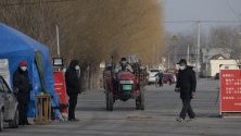 Жители на село край Пекин са поставили пропускателни пунктове в опит да го изолират от разпространението на коронавируса. Много села също поставят временни прегради по пътищата.