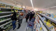 Празни рафтове в супермаркет в Палермо, Италия, заради презапасяване от опасения за коронавируса. Над 200 са заразените в страната, седем - починалите.