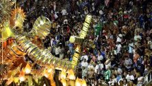 Самба училището Beija Flor участва в парада по самбодрома на карнавала в Рио де Жанейро.