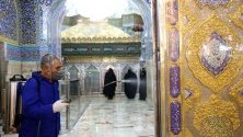 Служител дезинфекцира заради коронавируса помещения в джамия в Ком, Иран. Над 60 са вече заразените в страната, а 12 починалите.