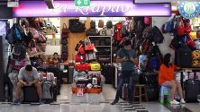 Продавачи стоят без клиенти в търговски център в Банкок, Тайланд. Икономиката вече отбелязва негативни последствия от коронавируса заради отлив на туристи, особено тези от Китай.