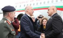 Кашлящ репортер се оказа заплаха на борда на правителствения самолет