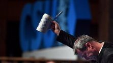 Баварският премиер Маркус Зьодер вдига наздравица с бира по време на среща на Християн-социалния съюз в Пасау, Германия. Всички германски политически партии по традиция провеждат срещи на първия ден от началото на Великите пости в католическия свят.