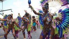 Членове на групата Lost Tribe танцува на сокадром в Порт ъф Спейн, Тринидад и Тобаго.