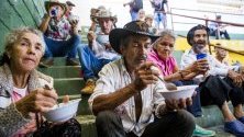 Хора останали без дом се хранят в Итуанго, Колумбия. Местните фермери са принудени да напуснат домовете си в селските райони заради нарасналите престъпления от криминални групировки.