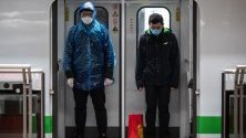 Хора със защитни маски срещу коронавируса в метрото в Шанхай, Китай.