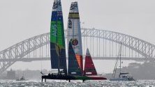 Отборите на Австралия и Испания минават край моста в Сидни по време на тренировка преди състезанието SailGP.