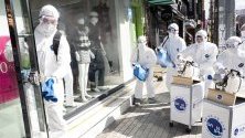 Служители чистят с дезинфектанти срещу коронавируса в Сеул, Южна Корея.