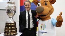 Бившият капитан на аржентинския национален отбор по футбол Оскар Руджери и талисмана на Копа Америка 2020, наречен Пибе, позират до трофея на първенството в Богота, Колумбия.