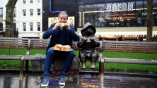 Британският актьор Хю Бонвил открива статуя на мечето Падингтън на &quot;Трафалгар скуеър&quot; в Лондон, Великобритания.