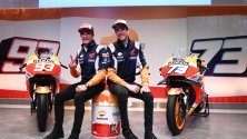 Братята Марк и Алекс Маркес от отбора на Repsol Honda на представяне в централата на петролната компания в Мадрид, Испания.