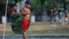 Момче си играе във фонтан по време на горещ ден в Коломбо, Шри Ланка. Властите предупредиха за екстремна жега в повечето части от страната.