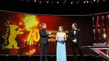 Водещият на филмовия фестивал "Берлинале" Самуел Финци заедно с директорите на феста Карло Чатриан и Мариете Ризенбеек по време на връчването на наградите.