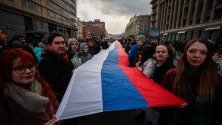 Опозиционни привърженици държат руското знаме по време на мемориален марш в Москва за петата годишнина от покушението над Борис Немцов.