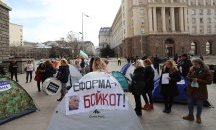 Майките от "Системата ни убива" опънаха палатков лагер пред МС