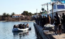 Жители на Лесбос не допуснаха мигранти до острова, подпалиха център на ООН