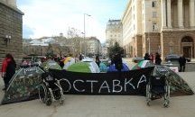 Медицински сестри се барикадираха в бившия партиен дом