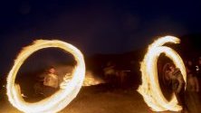 Игри с огнени топки за Сирни Заговезни в Горни Лозен. Запалва се традиционния Сирнишки огън.