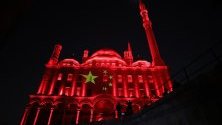 Историческата Цитадела на Саладин в Кайро, Египет, огряна в цветовете на китайското знаме в жест на солидарност с Китай заради коронавируса.