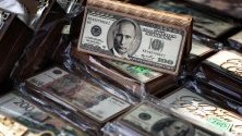 Портмоне с лика на руския президент Владимир Путин върху стодоларова банкнота в продажа в сувенирен магазин в Подолск, край Москва.