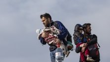 Мигранти с деца на ръце вървят към турско-гръцката граница.